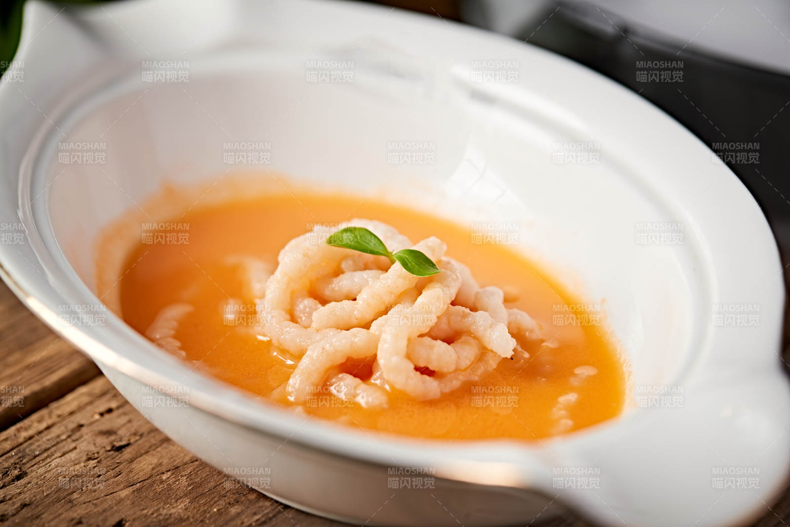 精美位菜鲍汁龙虾肉面图片