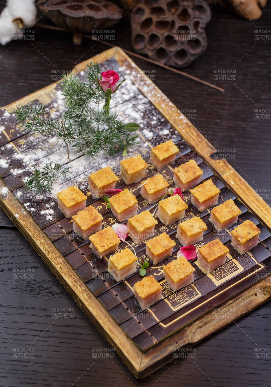 精美餐摆放的精致澳门脆皮烧肉图片