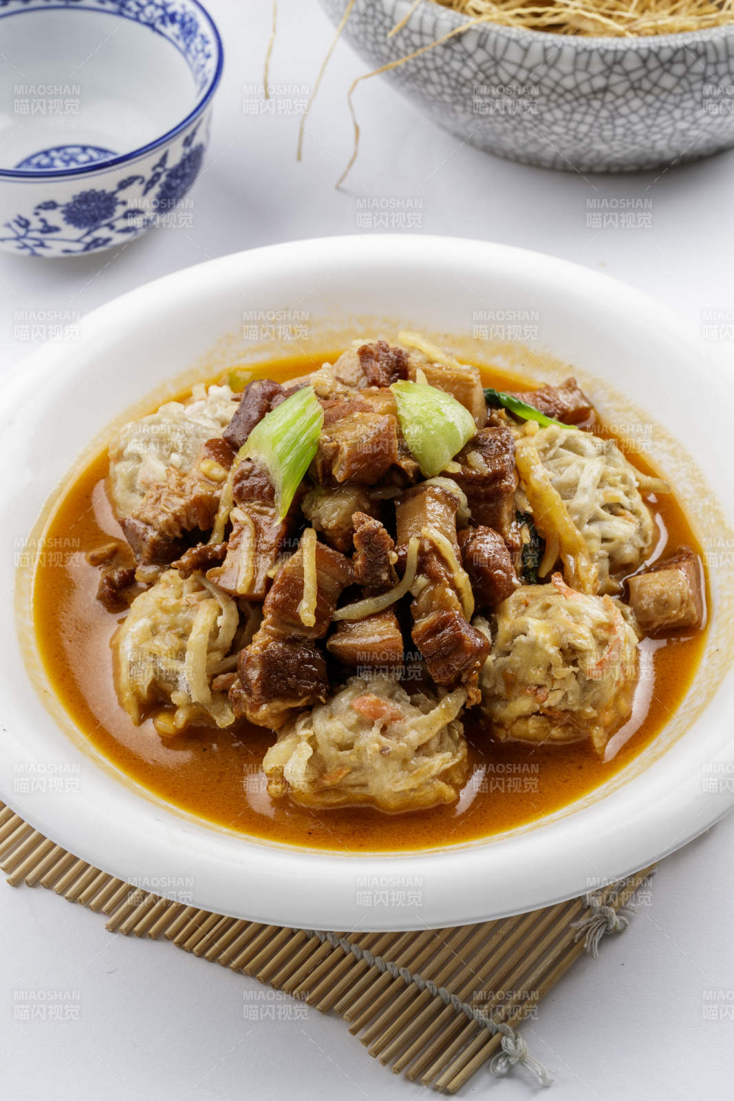 红烧肉炖山药丸子图片