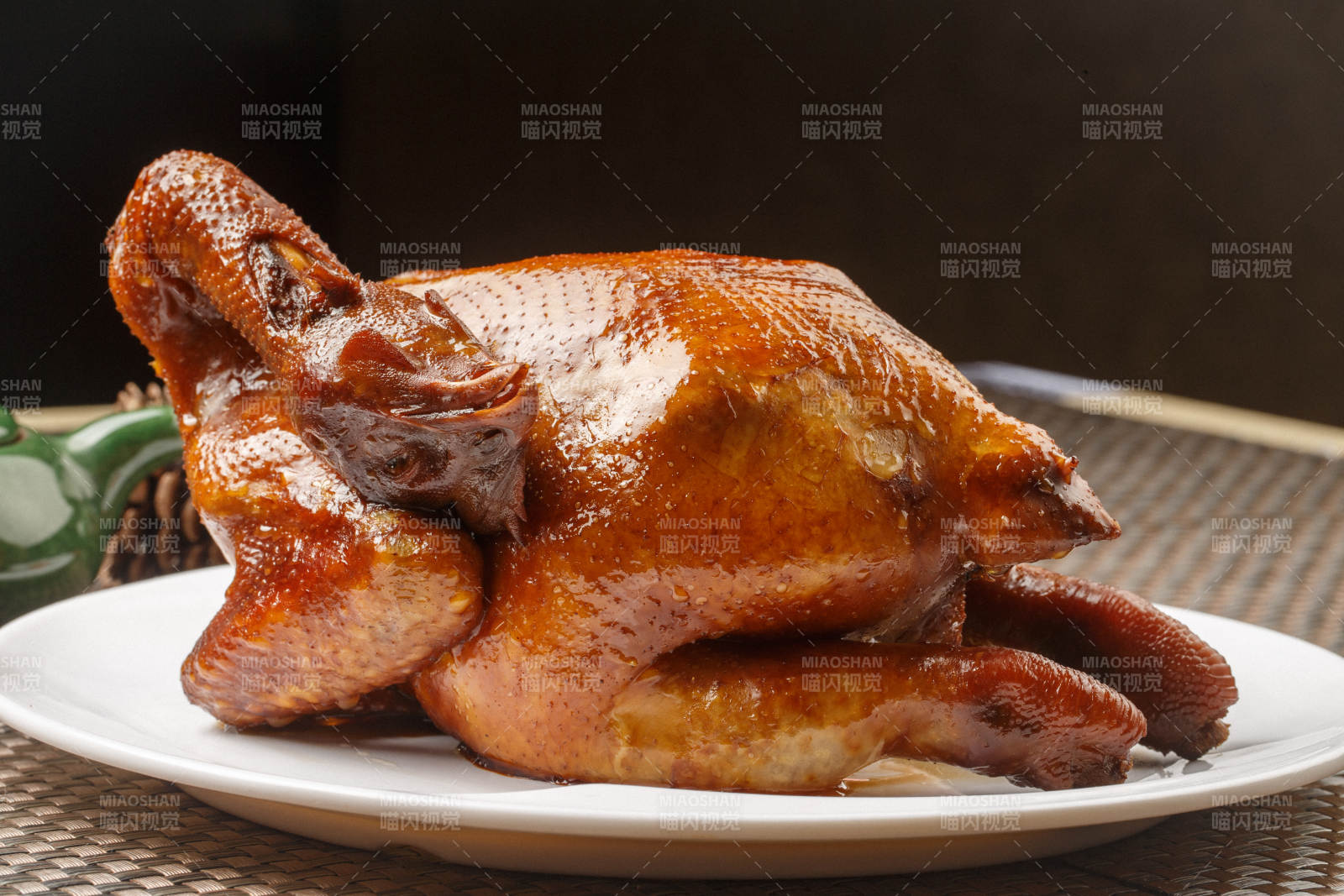 黑色砂锅装的排骨芥蓝煲仔饭摆放在餐布上图片