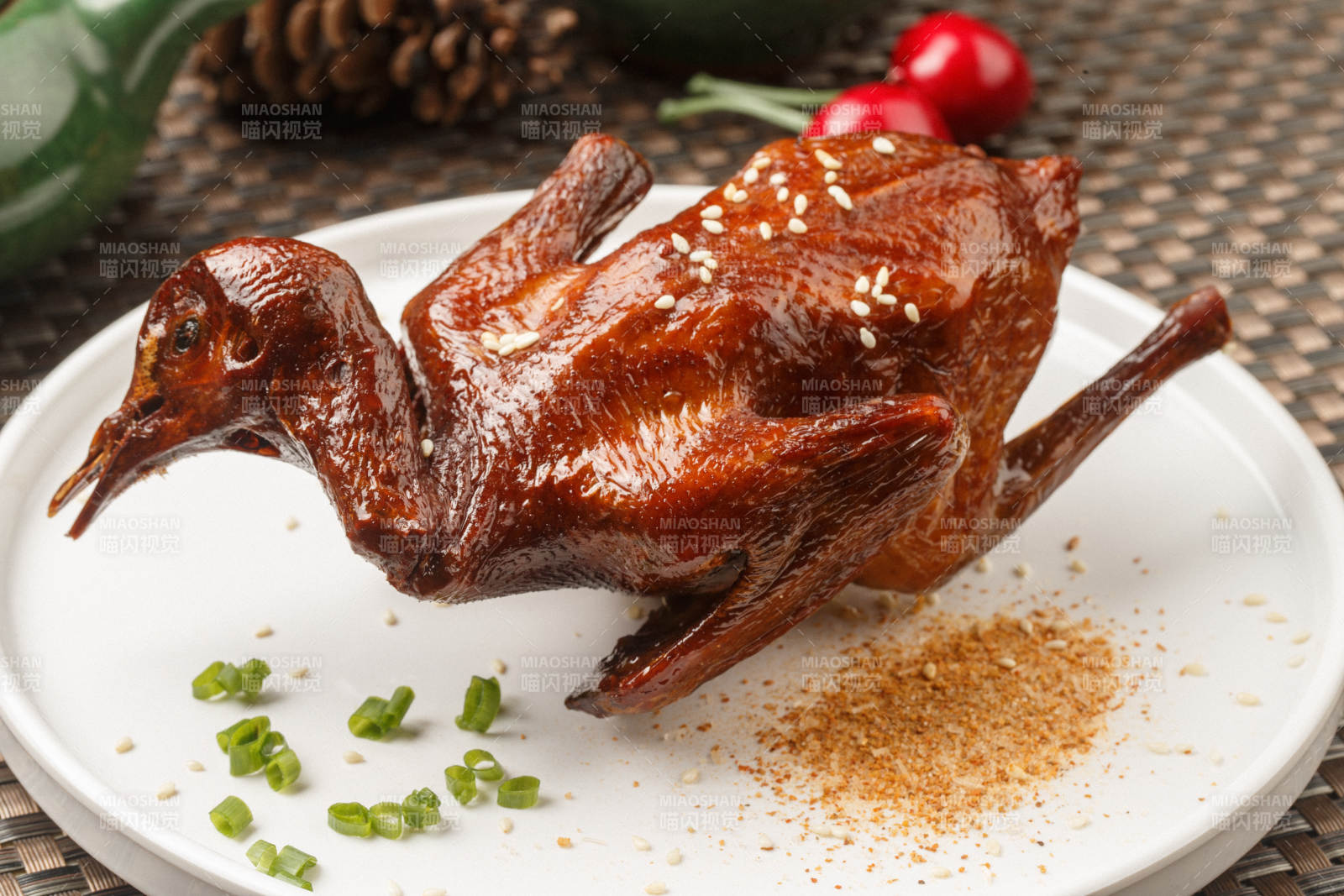 圆形白瓷盘装的港式脆皮乳鸽摆放在餐垫上图片