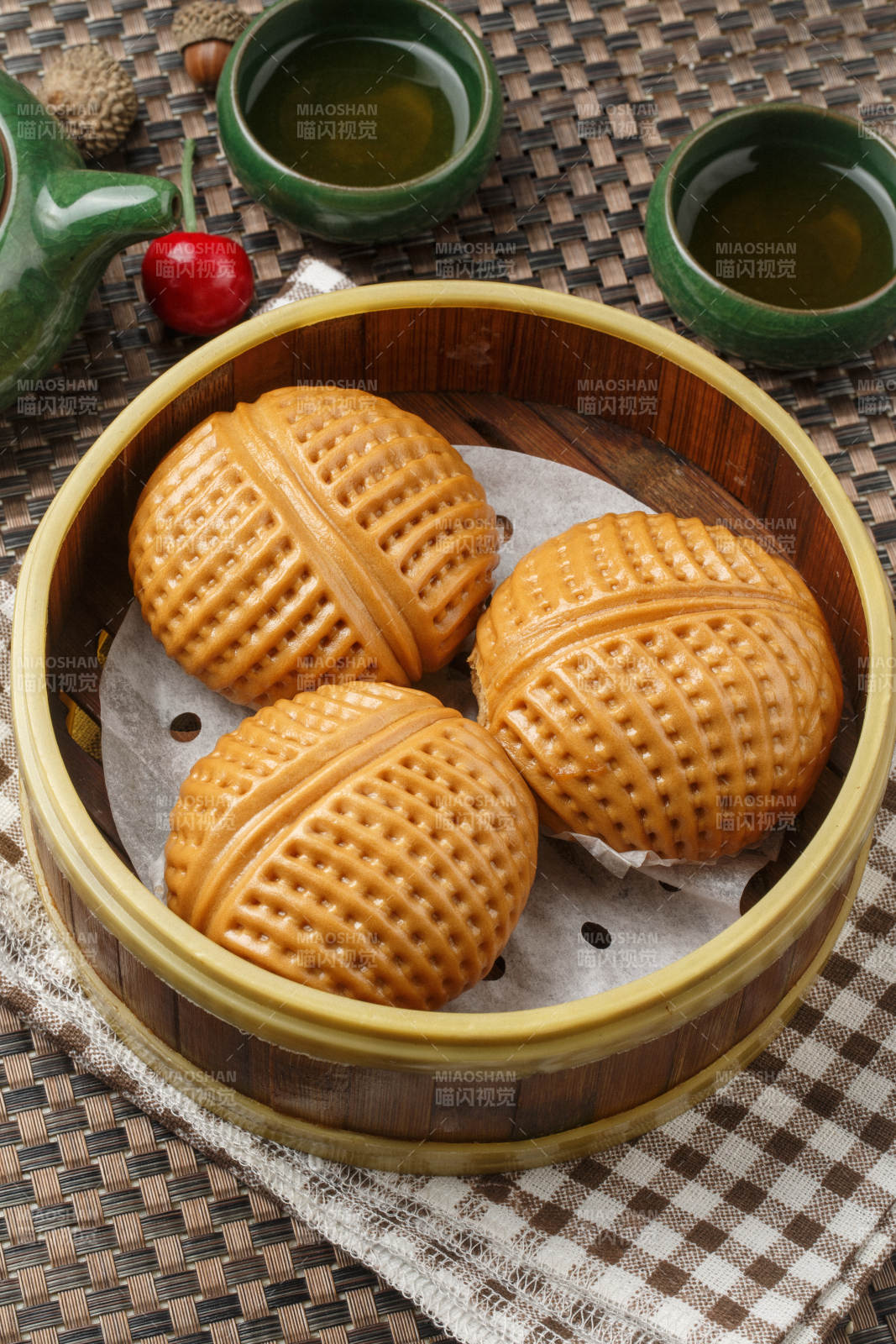 圆形白瓷盘装的港式脆皮乳鸽摆放在餐垫上图片