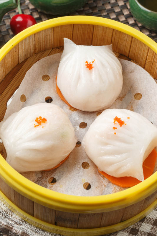 笼屉装的广东大虾饺摆放在餐布上图片