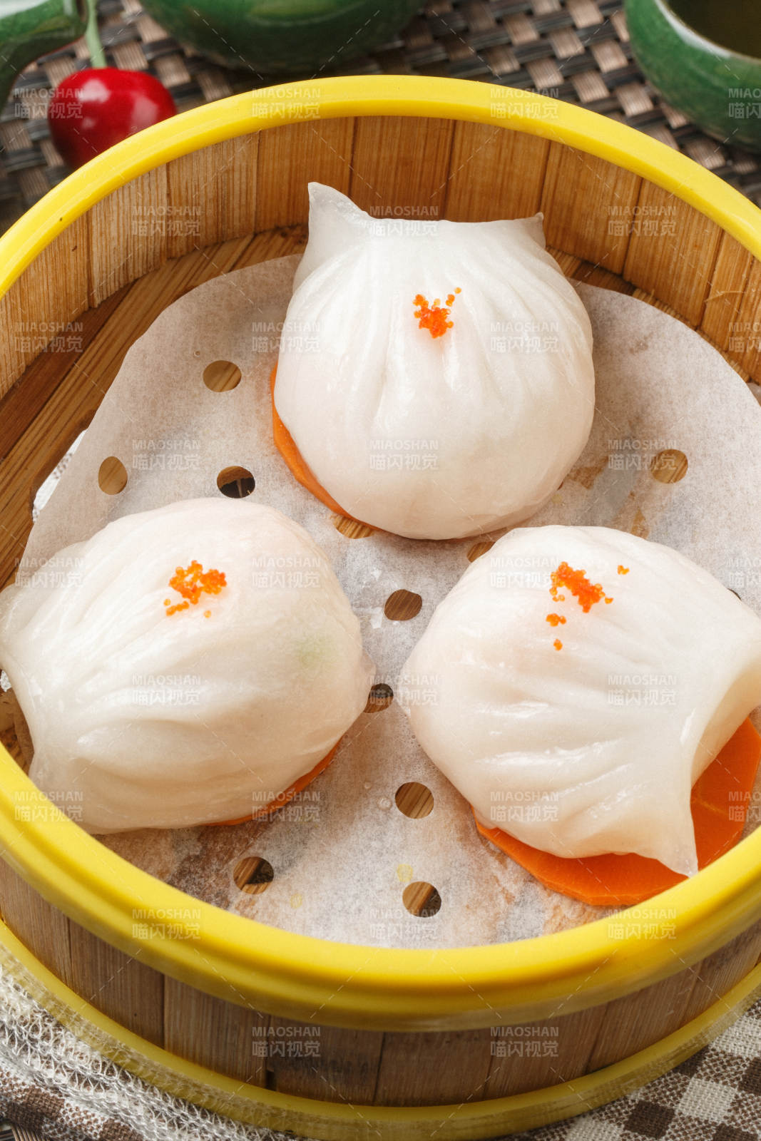 笼屉装的广东大虾饺摆放在餐布上图片