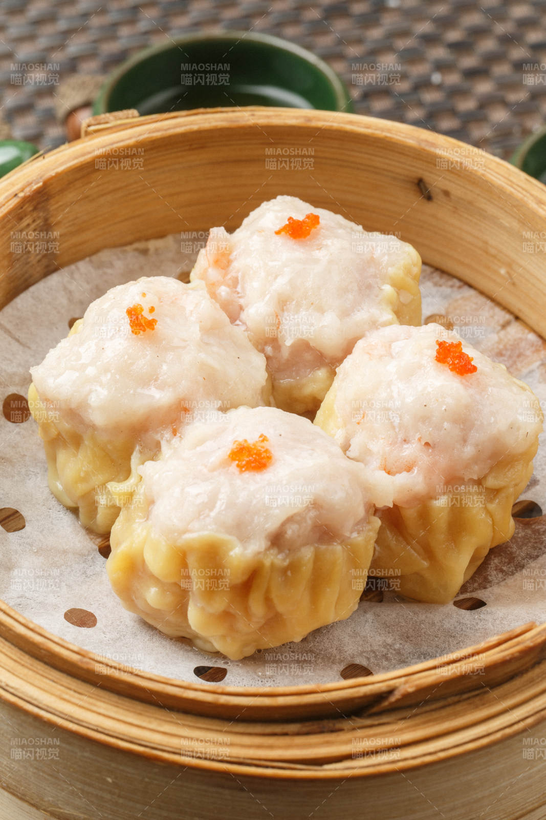 圆形白瓷盘装的酥皮菠萝包摆放在餐垫上图片