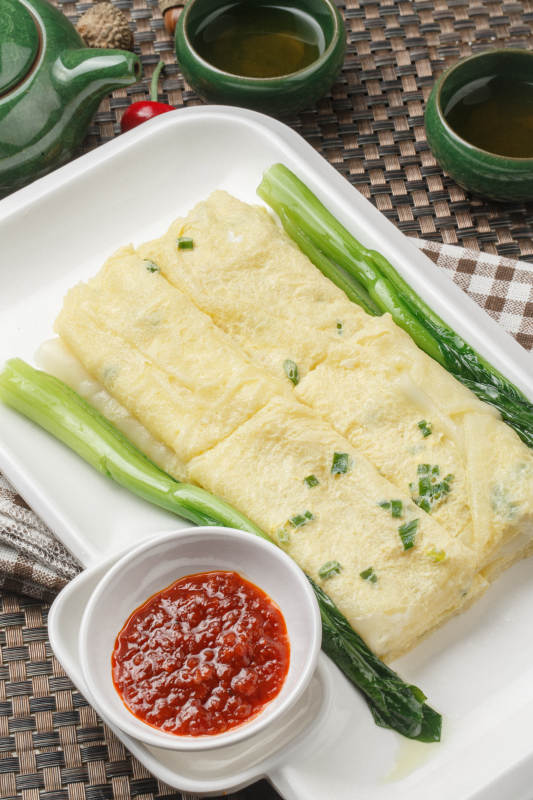 笼屉装的广东大虾饺摆放在餐布上图片