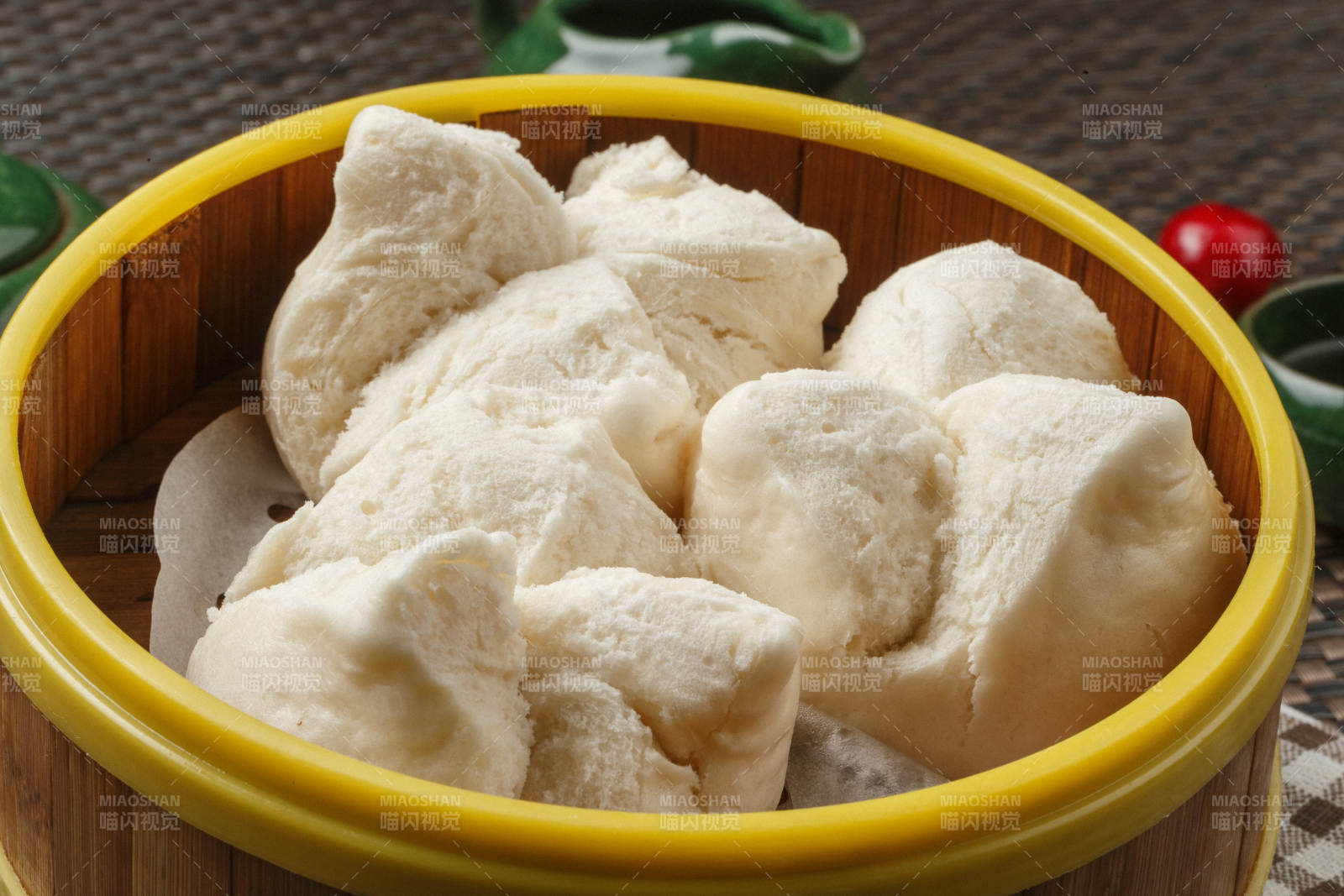 长方形白瓷盘装的虾仁肠粉摆放在餐垫上图片