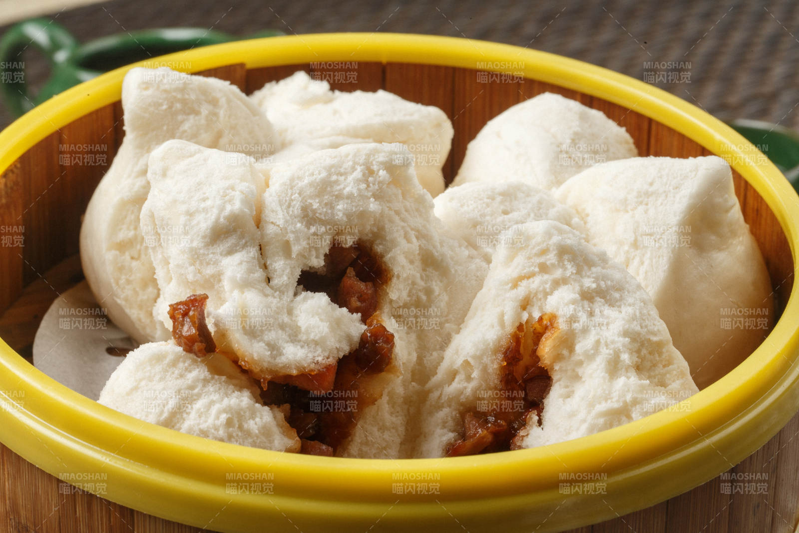 笼屉装的叉烧包摆放在餐垫上图片