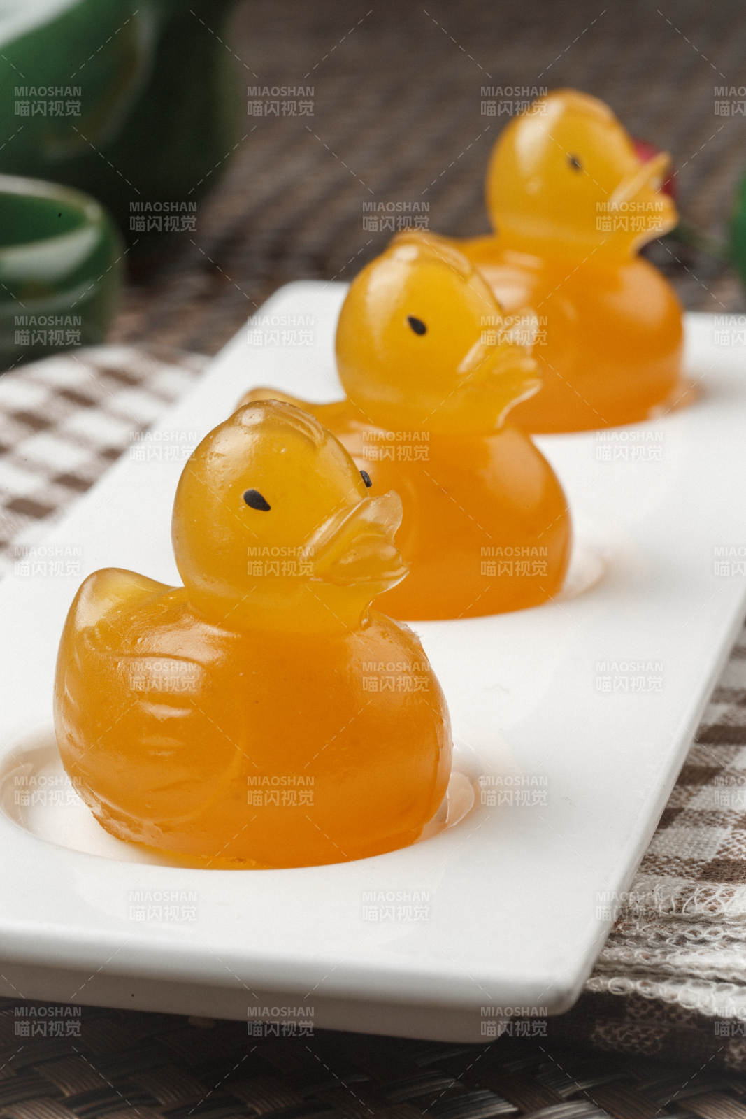 巧克力撒粉奶油慕斯摆放在餐布上图片