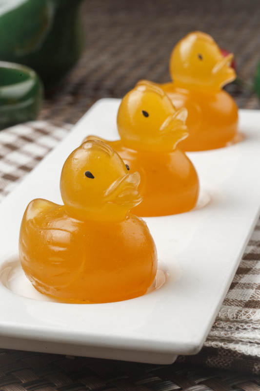 巧克力撒粉奶油慕斯摆放在餐布上图片