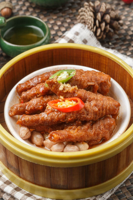 白色瓷碗装的云吞摆放在餐垫上图片