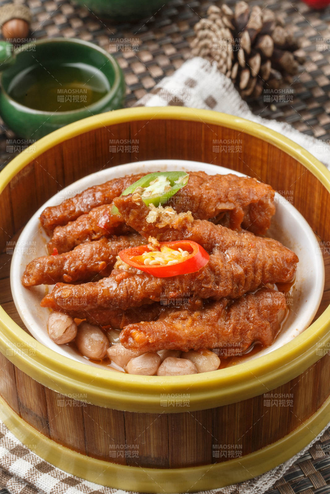 白色瓷碗装的云吞摆放在餐垫上图片