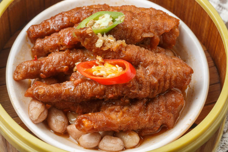 笼屉装的蒸凤爪摆放在餐布上图片