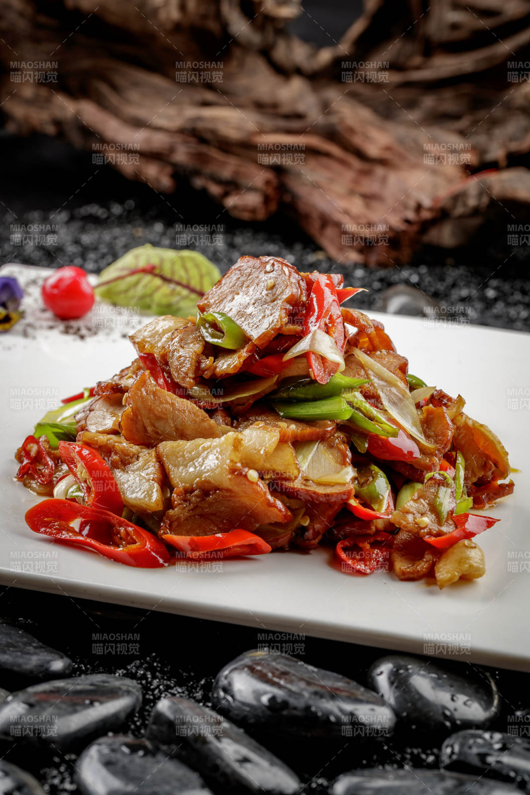 蒜苗炒黑腊肉图片