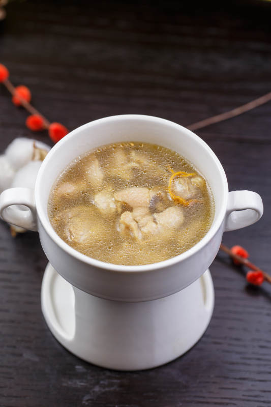 白色瓷汤盅装的虫草花猪脚汤图片