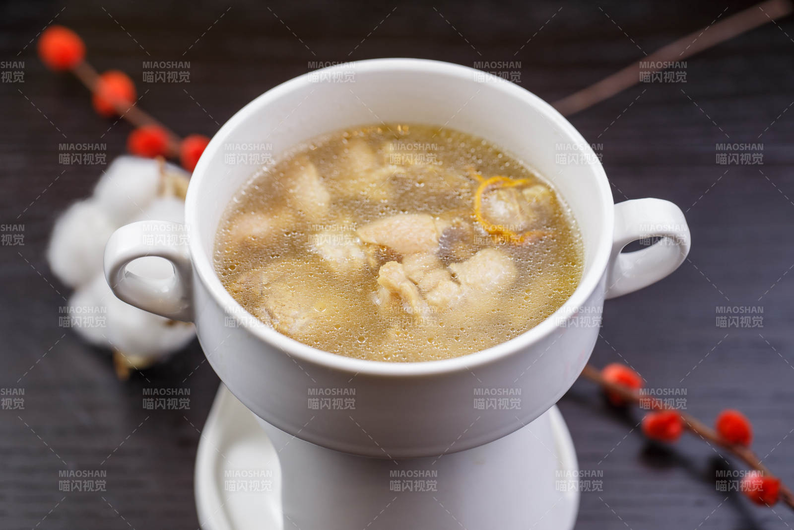 白色瓷汤盅装的虫草花猪脚汤图片