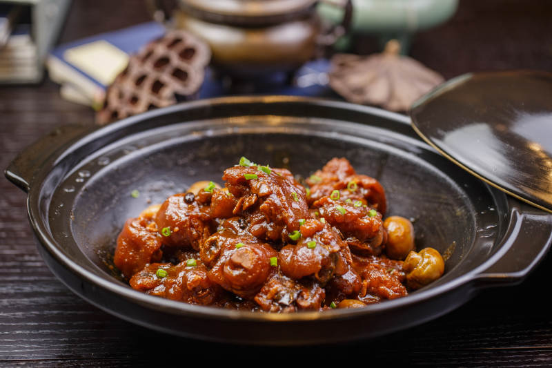 锅烧口蘑猪脚块图片