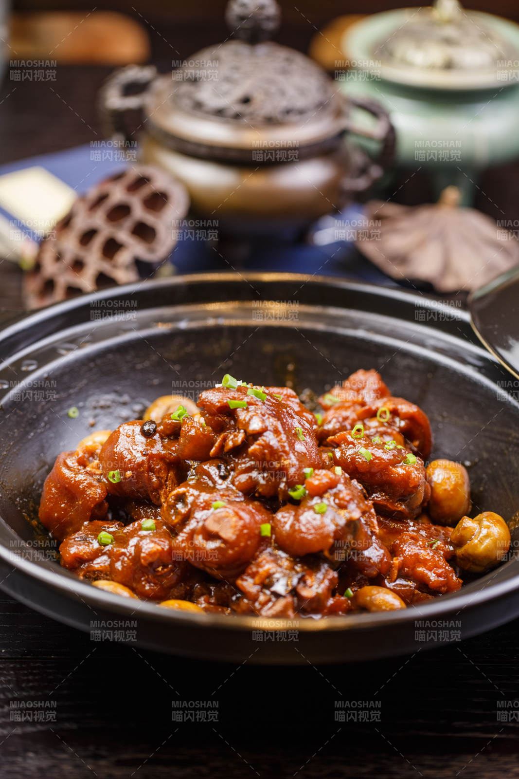 锅烧口蘑猪脚块图片