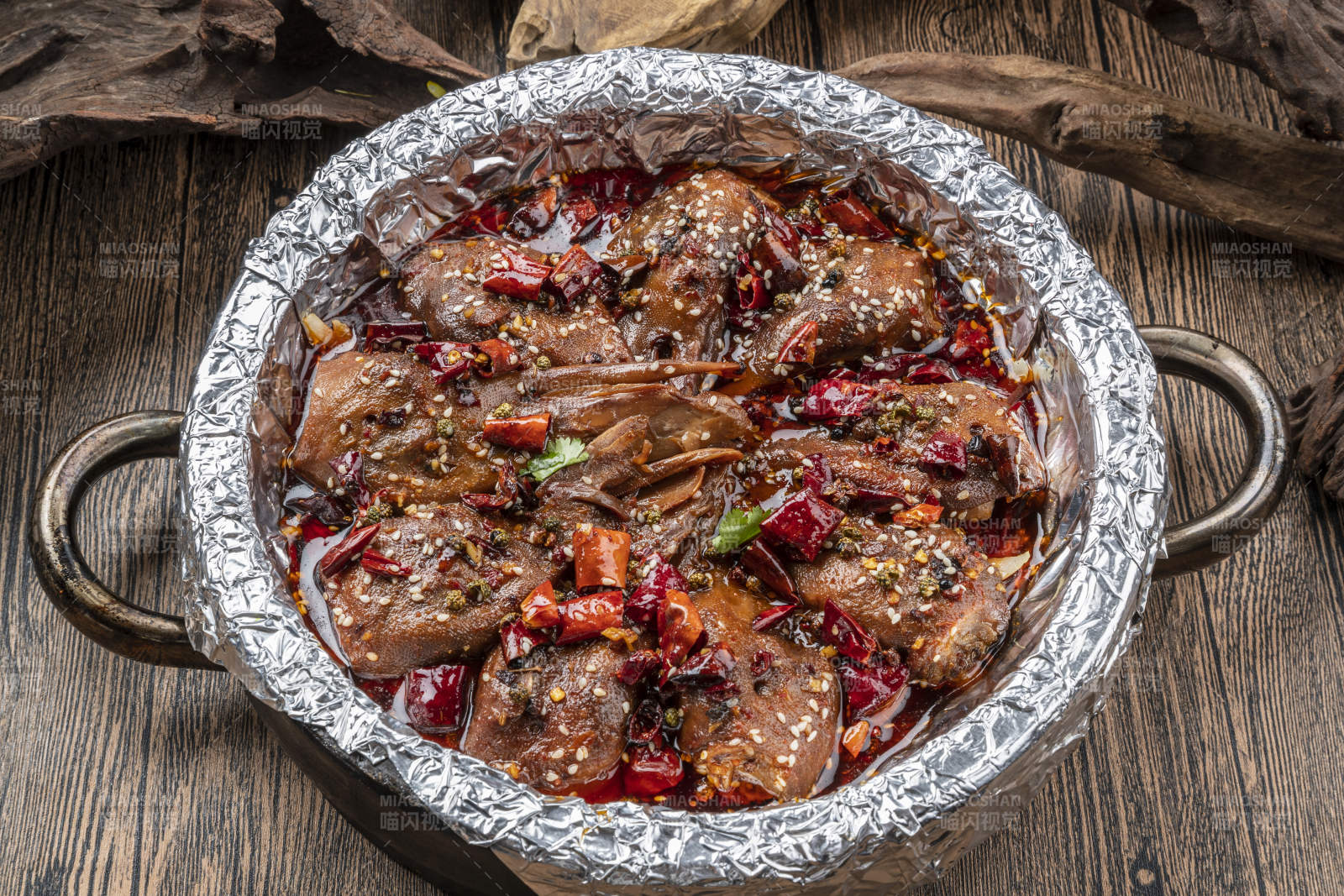 锡纸香辣鸭头图片