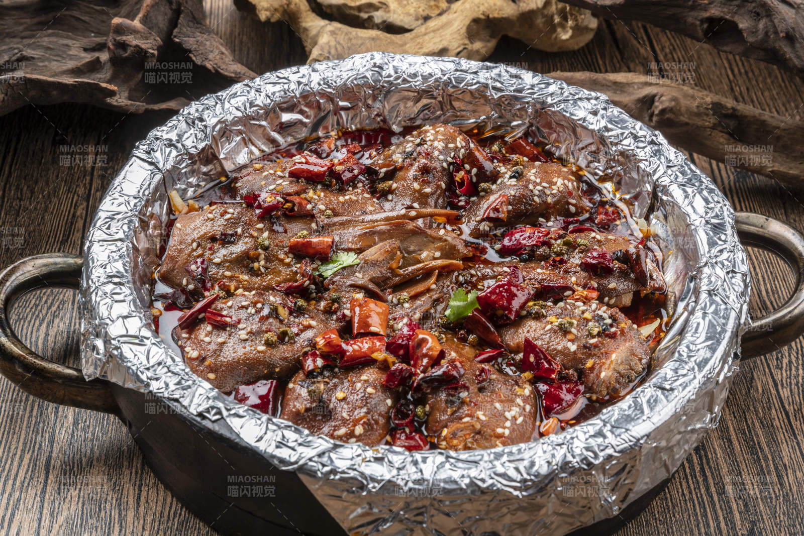 锡纸香辣鸭头图片