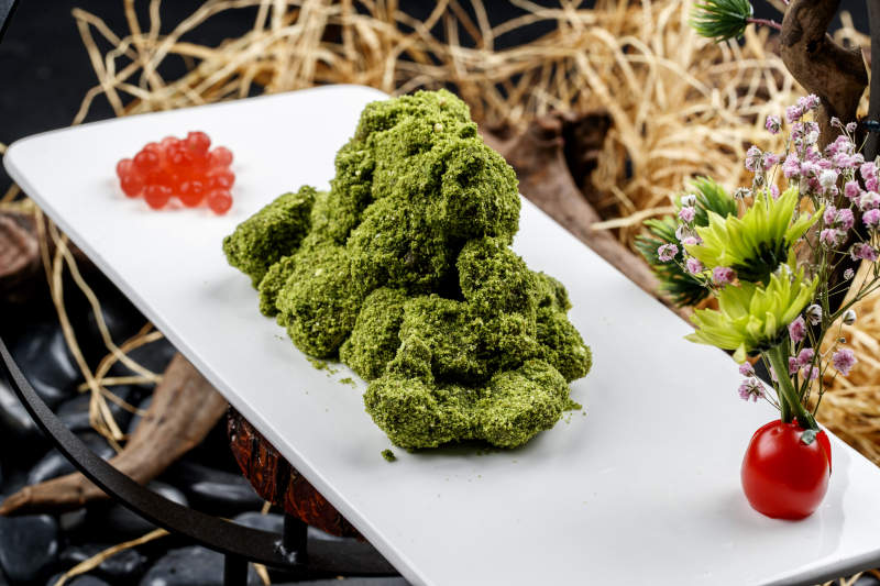 精美凉菜抹茶粉裹牛肉图片