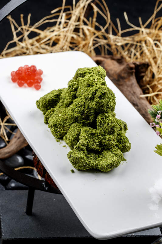 精美凉菜抹茶粉裹牛肉图片