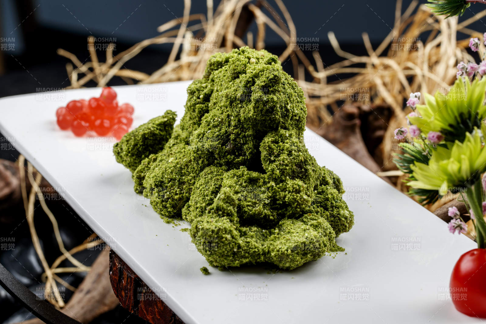 精美凉菜抹茶粉裹牛肉图片