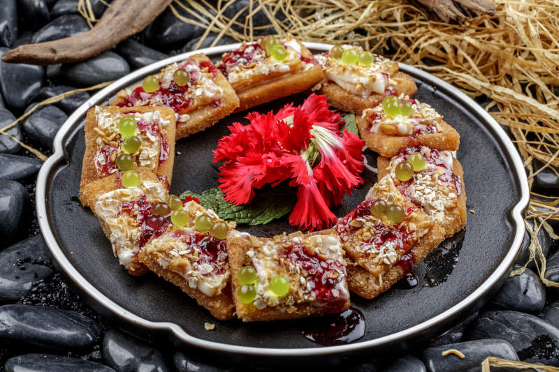 蓝莓酱油炸南豆腐图片