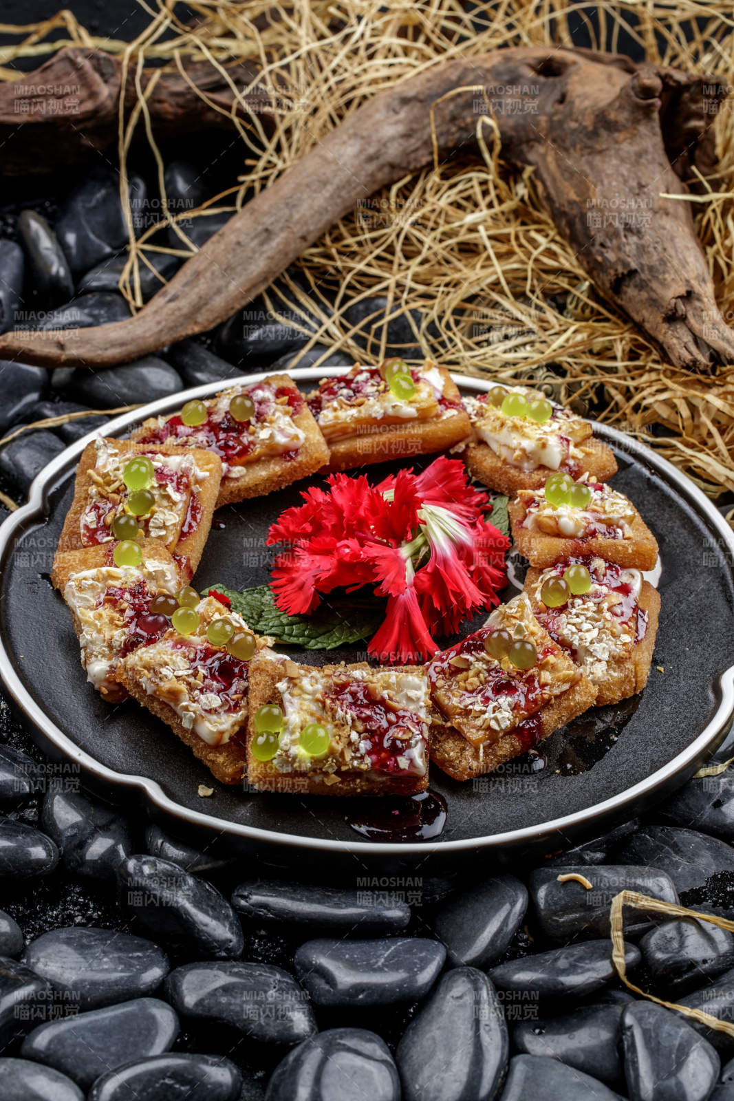 蓝莓酱油炸南豆腐图片