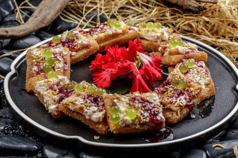 蓝莓酱油炸南豆腐图片