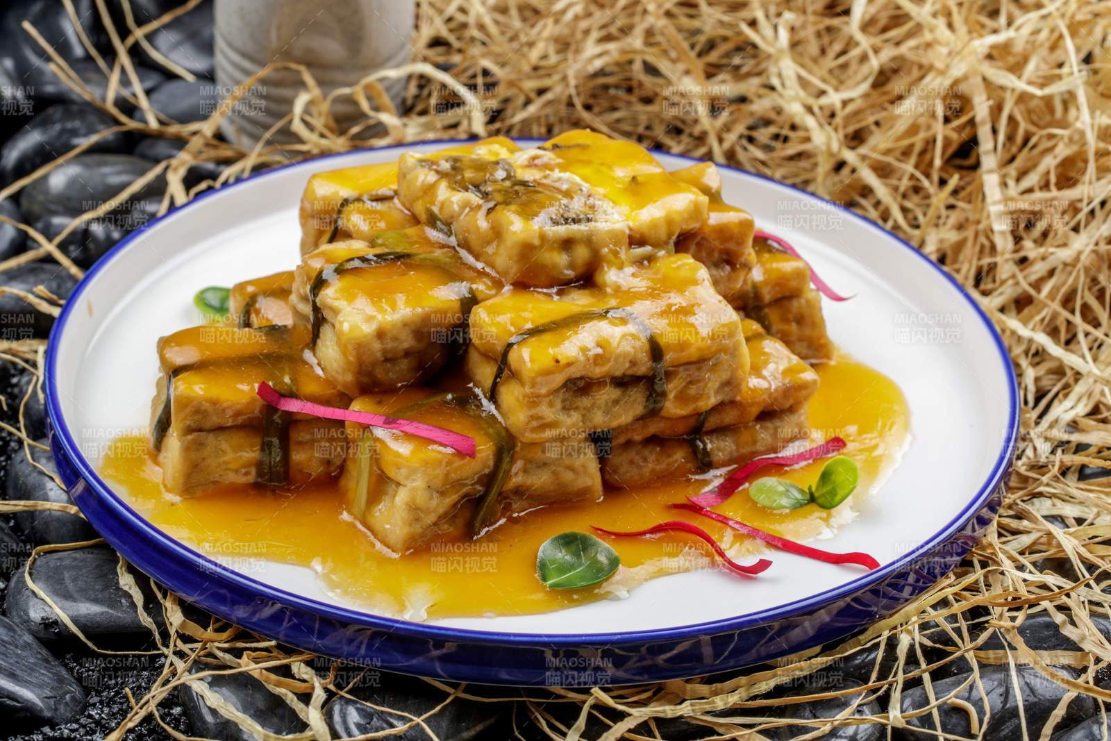 浇汁香炸豆腐盒图片