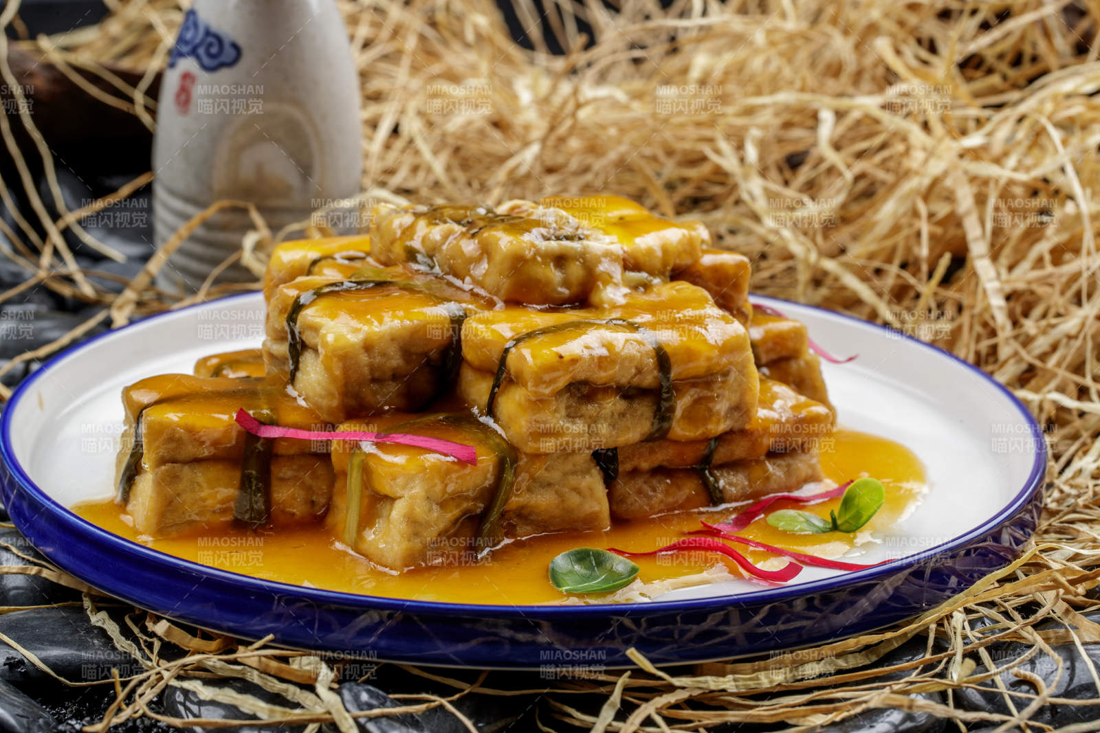 浇汁香炸豆腐盒图片