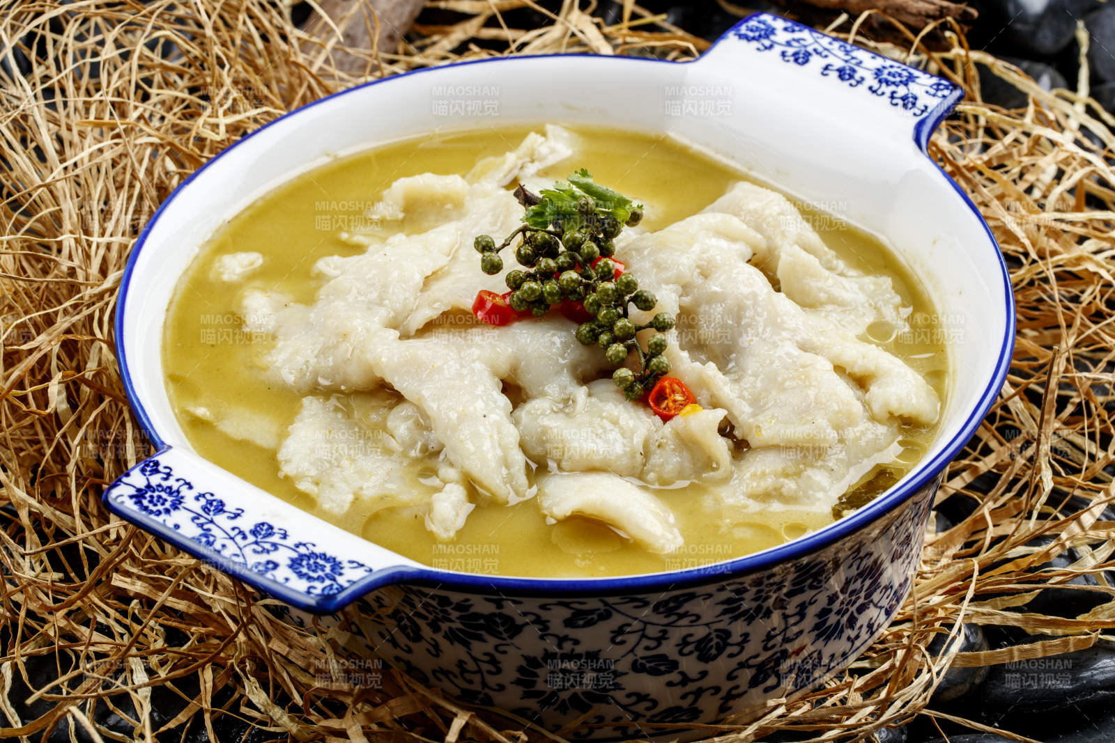 青花瓷盆装的藤椒酸汤鱼片图片