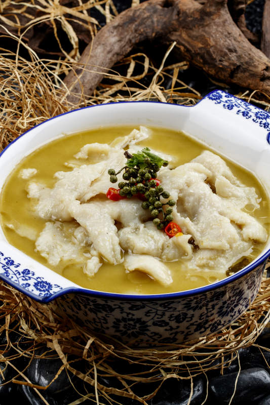 青花瓷盆装的藤椒酸汤鱼片图片