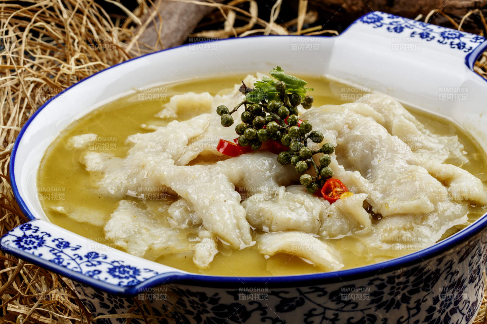 青花瓷盆装的藤椒酸汤鱼片图片