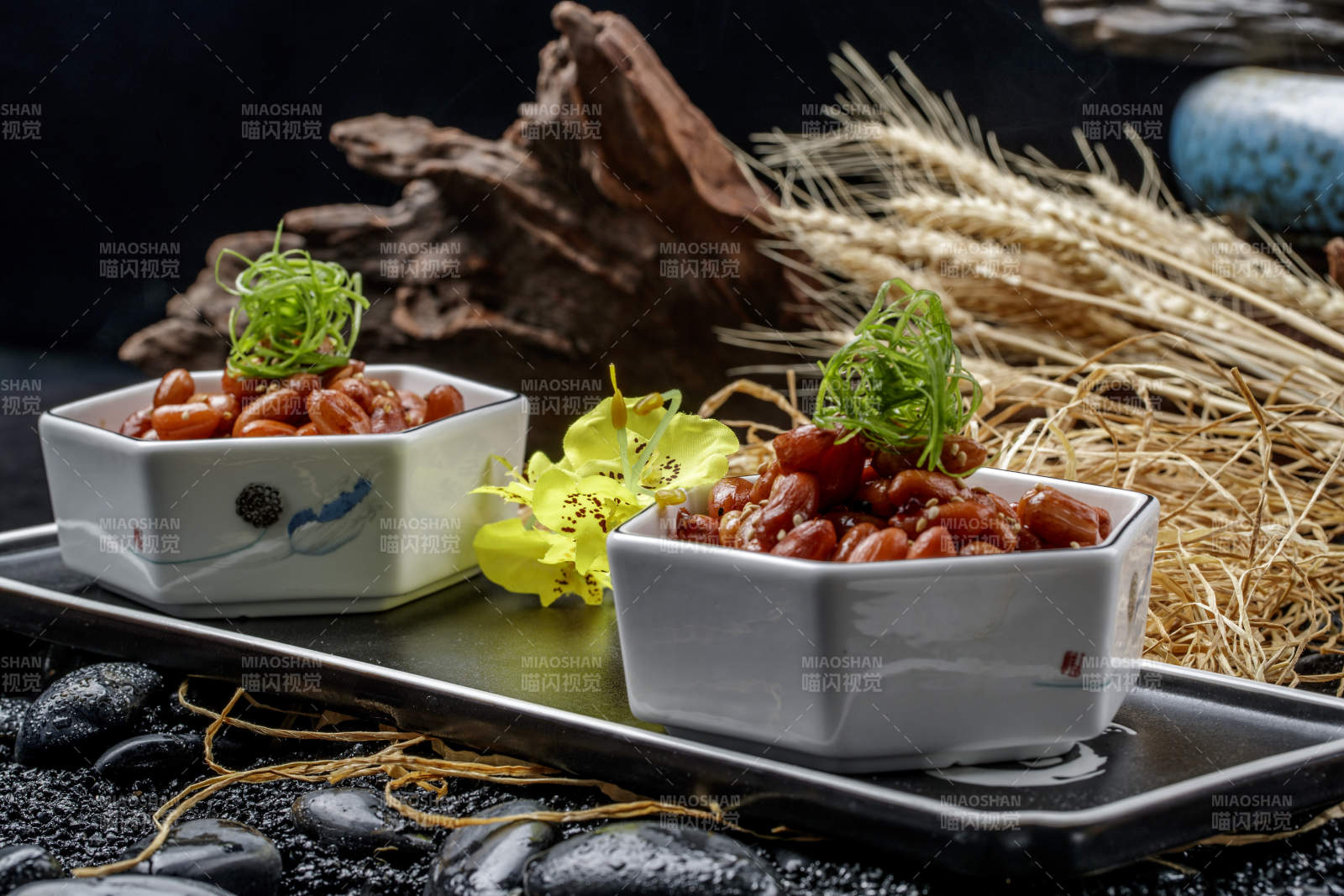 精美餐具装的蜜醸果仁图片