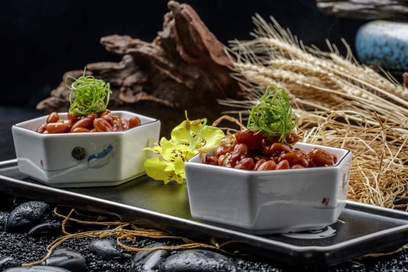 精美餐具装的蜜醸果仁图片