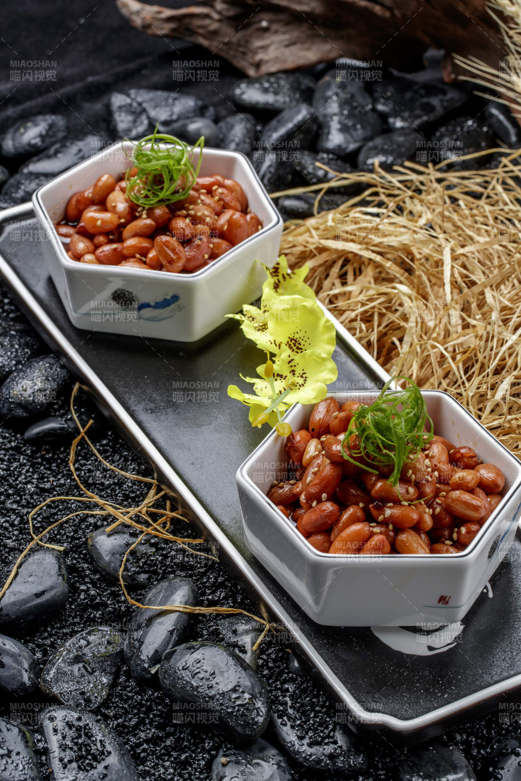 精美餐具装的蜜醸果仁图片