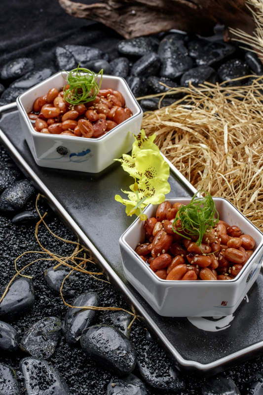 精美餐具装的蜜醸果仁图片