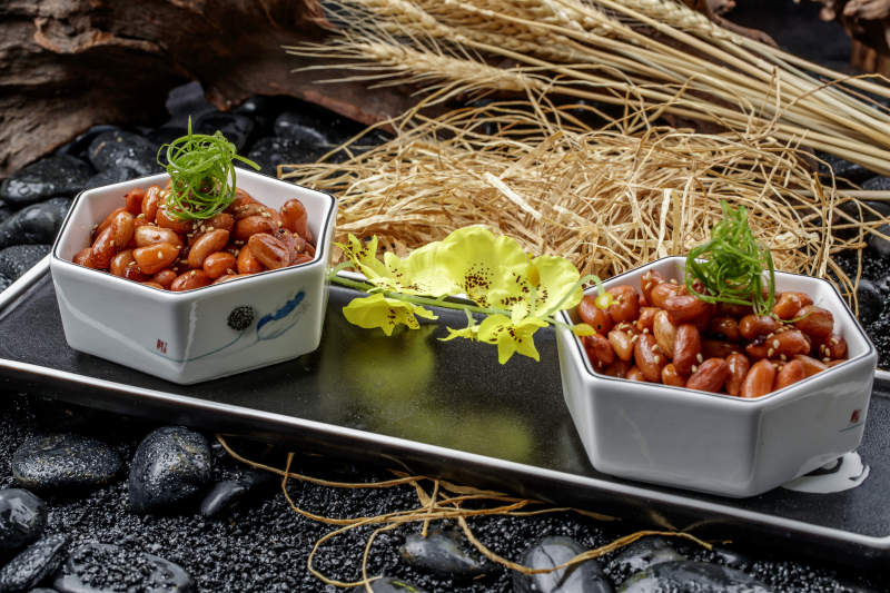 精美餐具装的蜜醸果仁图片