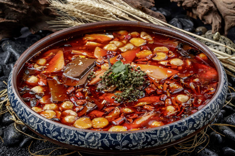 复古瓷餐具装的新派毛血旺图片