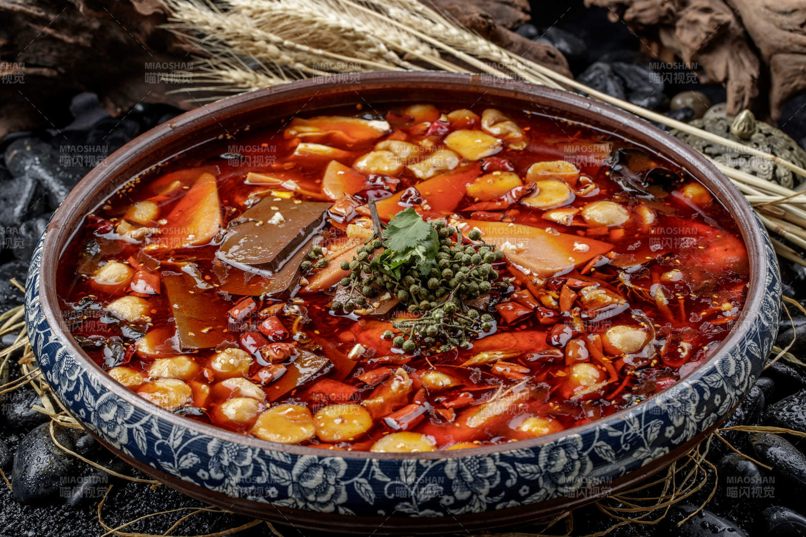 复古瓷餐具装的新派毛血旺图片