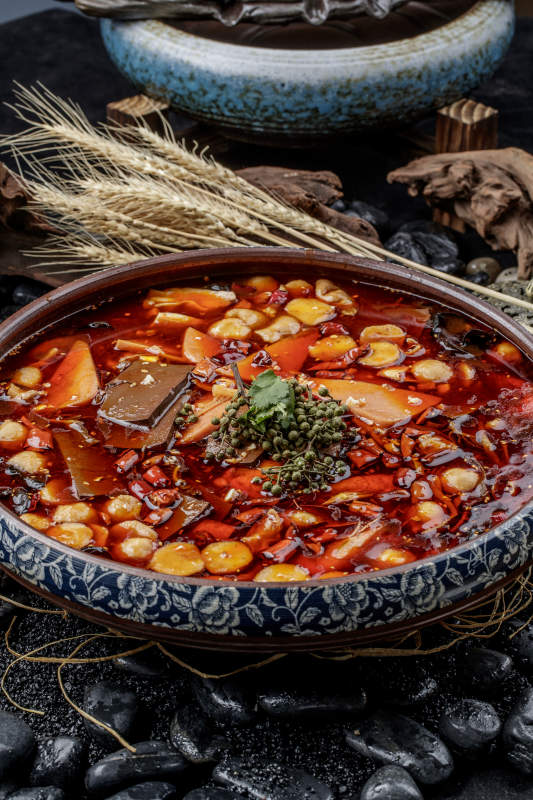 复古瓷餐具装的新派毛血旺图片