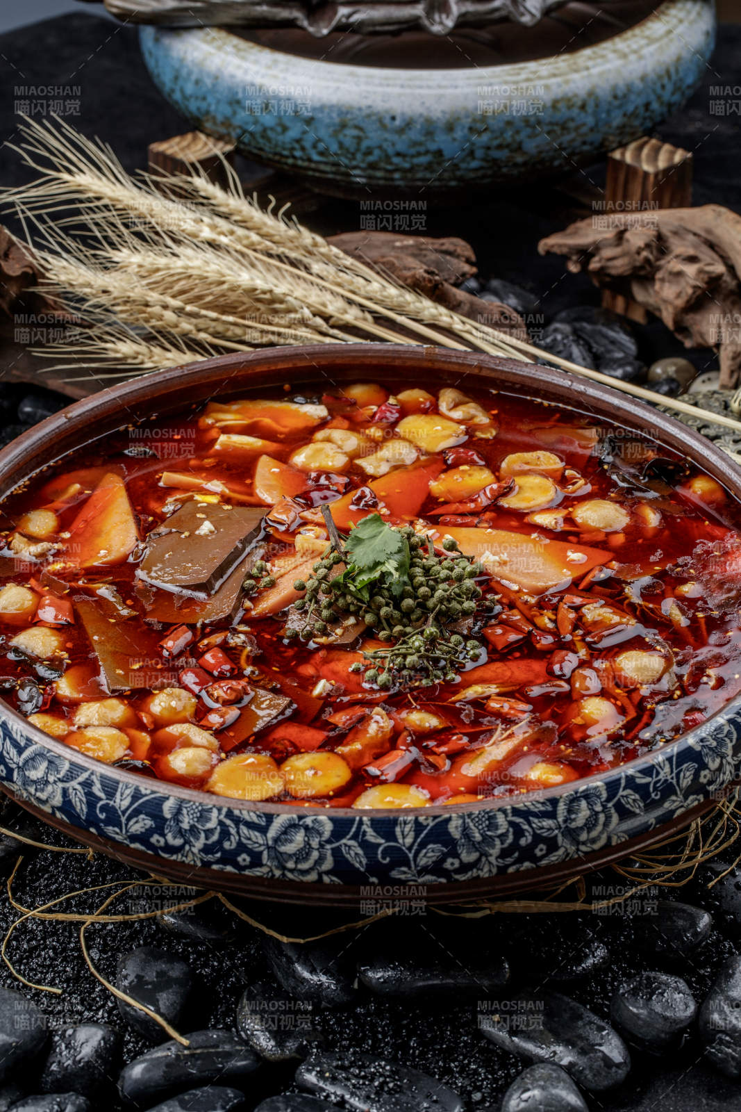 复古瓷餐具装的新派毛血旺图片