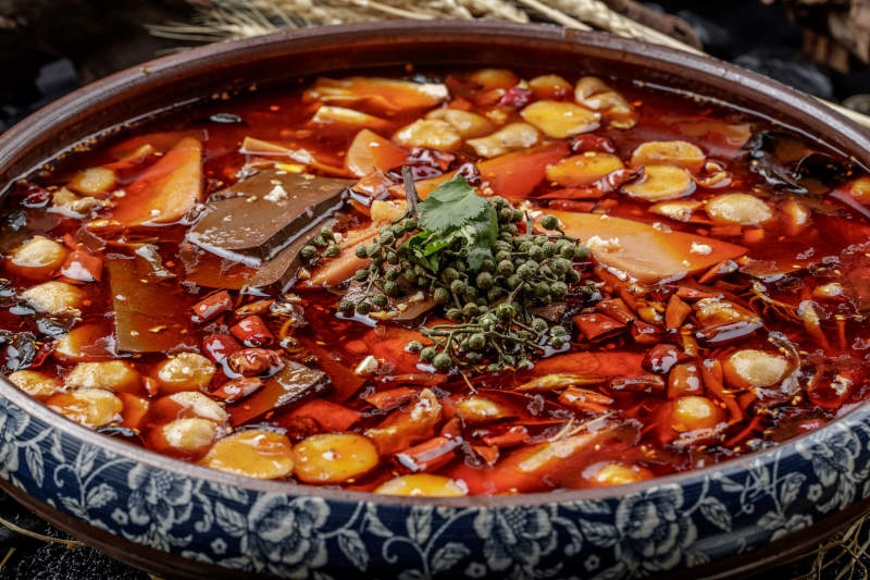 复古瓷餐具装的新派毛血旺图片