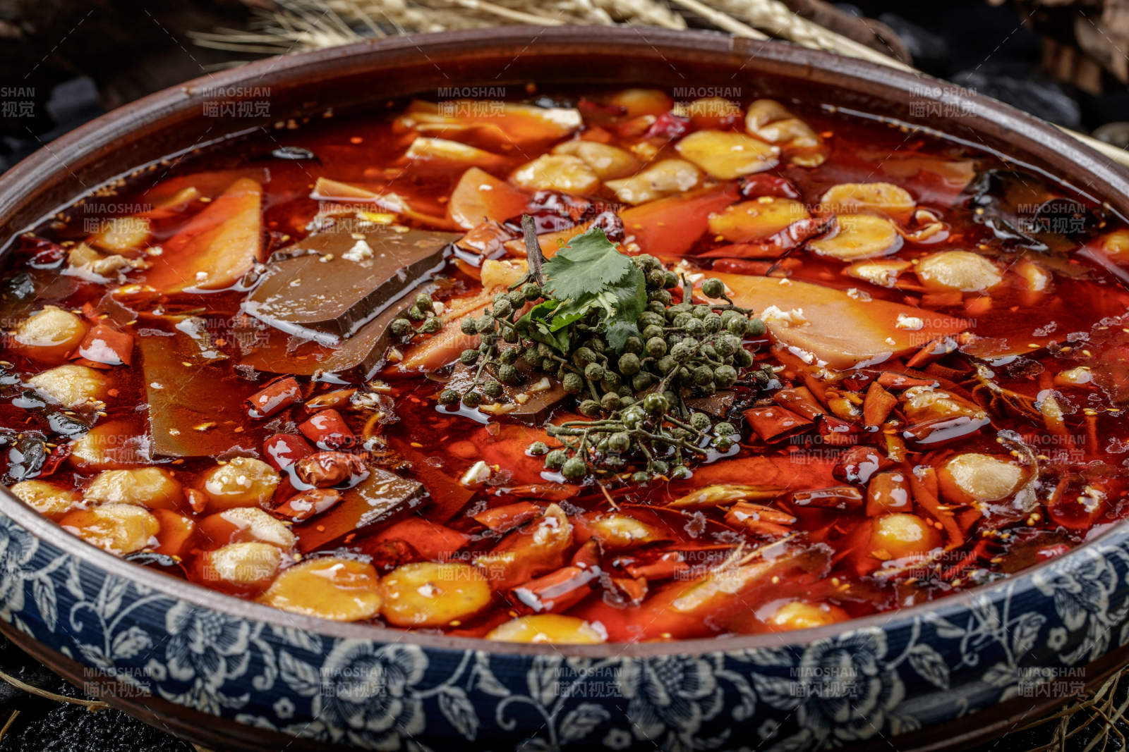 复古瓷餐具装的新派毛血旺图片