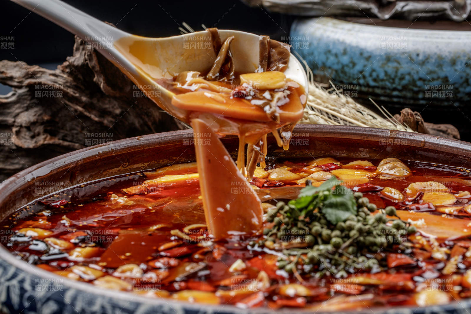 复古瓷餐具装的新派毛血旺图片