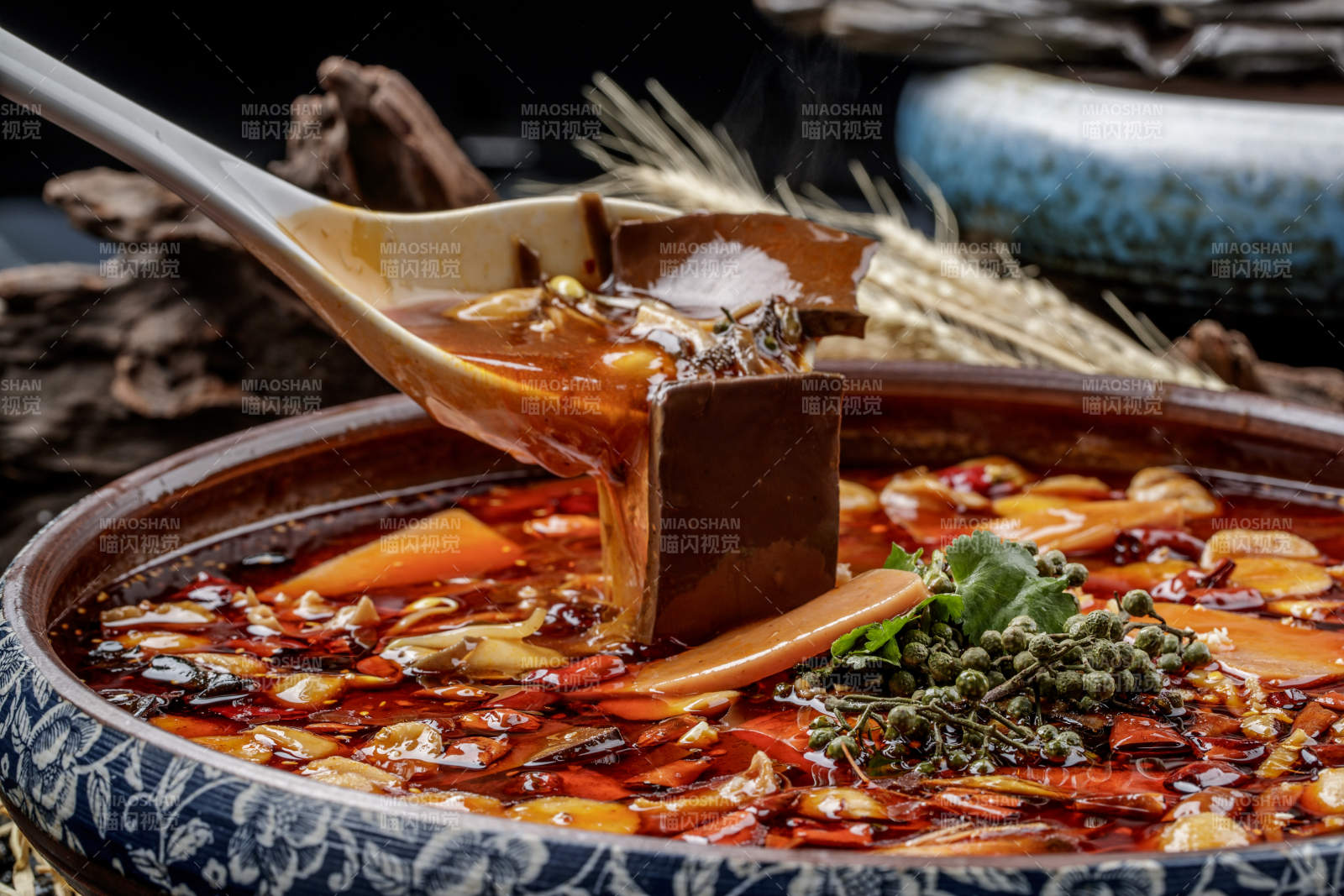 复古瓷餐具装的新派毛血旺图片