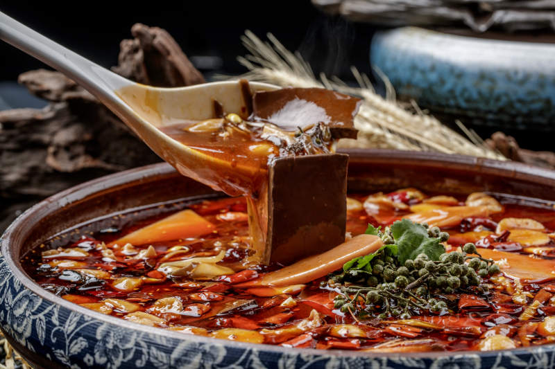 复古瓷餐具装的新派毛血旺图片