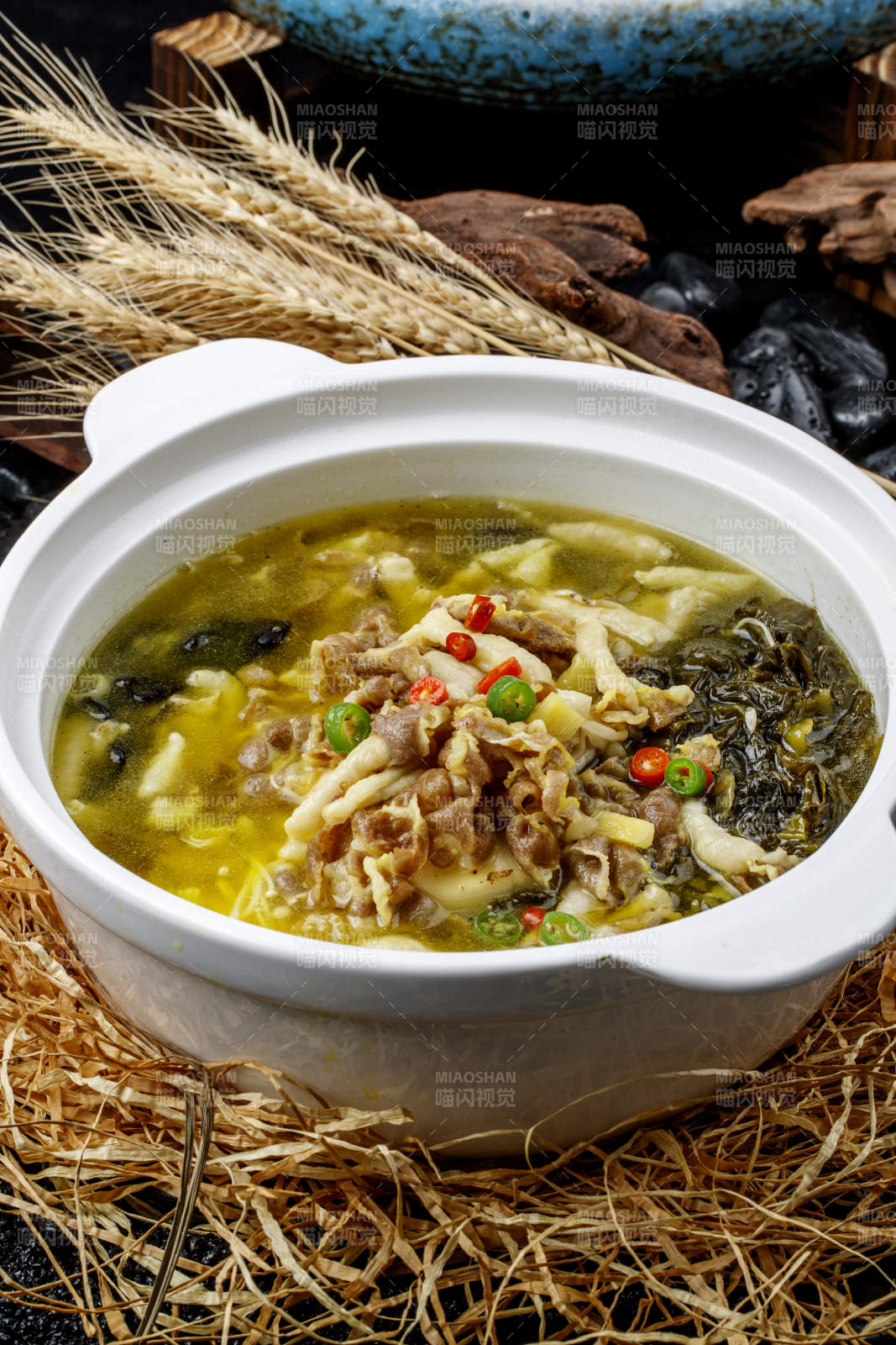 椒麻酸汤木耳金针菇煲猪肚丝图片